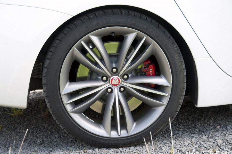  Jaguar XJ Sport 2012 года  (фото 24 из 39)